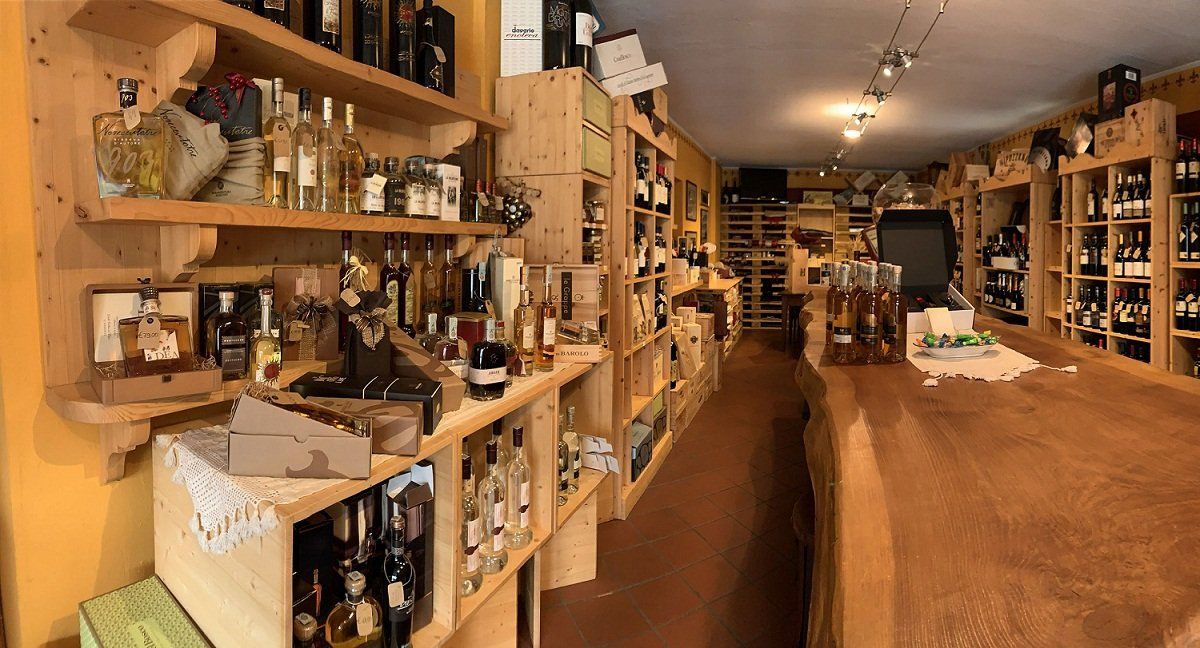 interni enoteca con ampia esposizione di vini