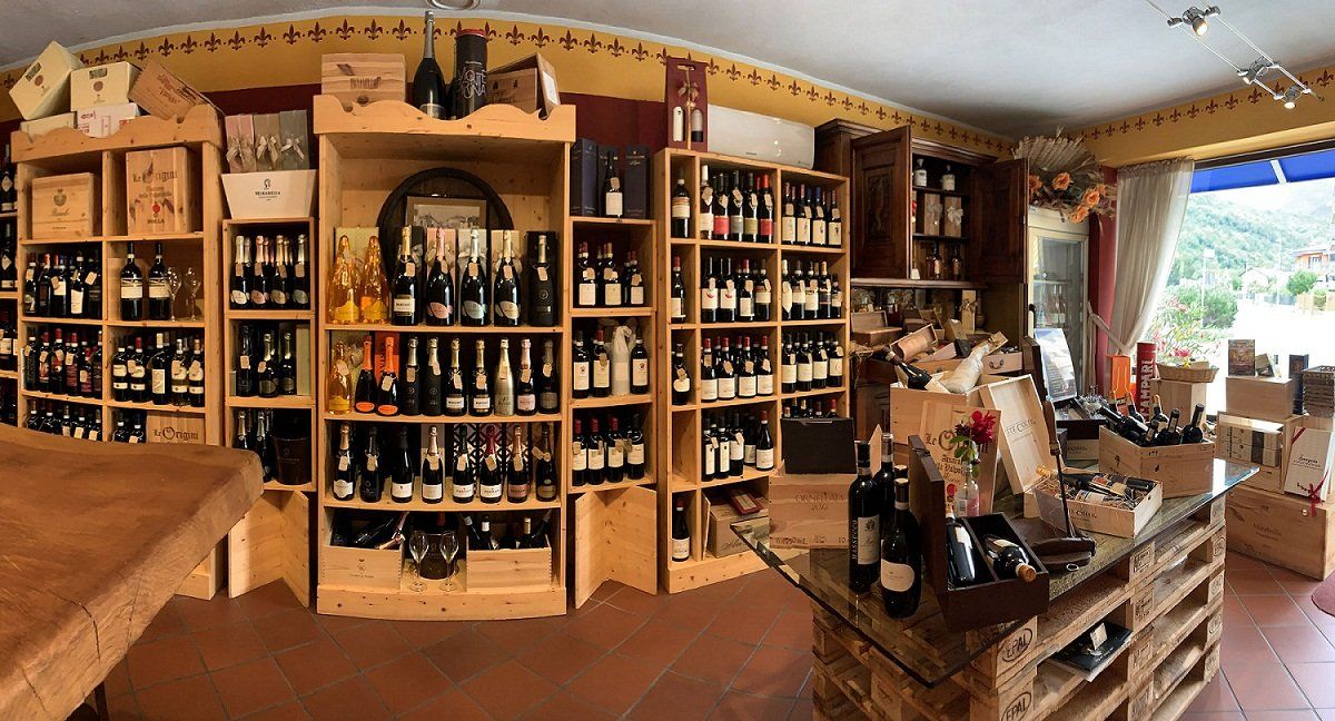 parete attrezzata con esposizione di vini