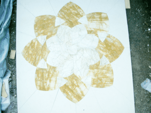 pavimento in granito con decorazione geometrica