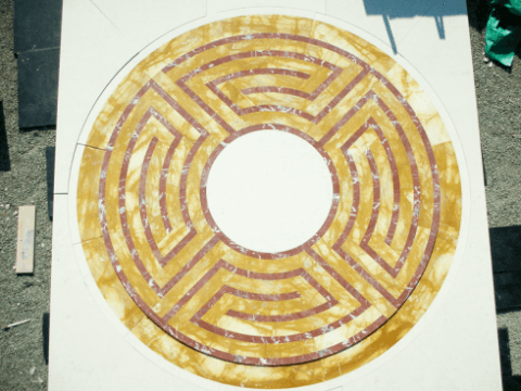 motivo geometrico decorativo su pavimento in marmo