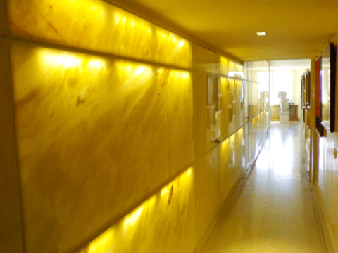 corridoio con pavimento in marmo