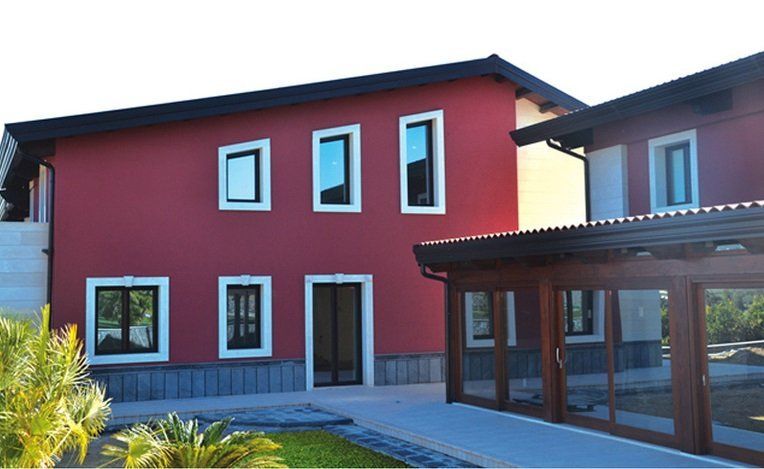 villetta con infissi in legno