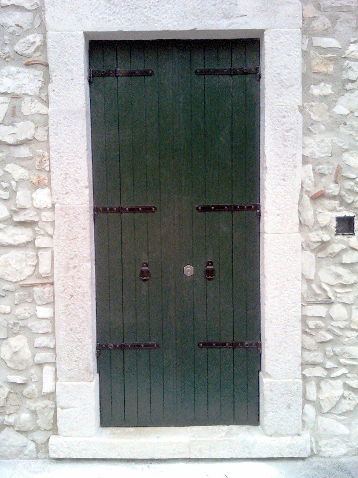portone in legno verde