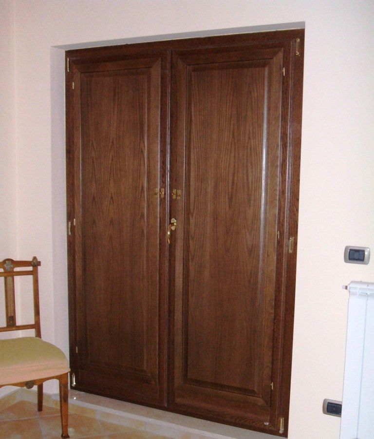 portone in legno marrone