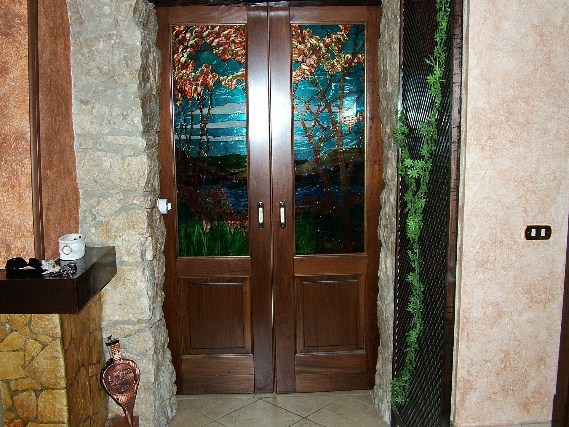 porta in legno con vetro colorato