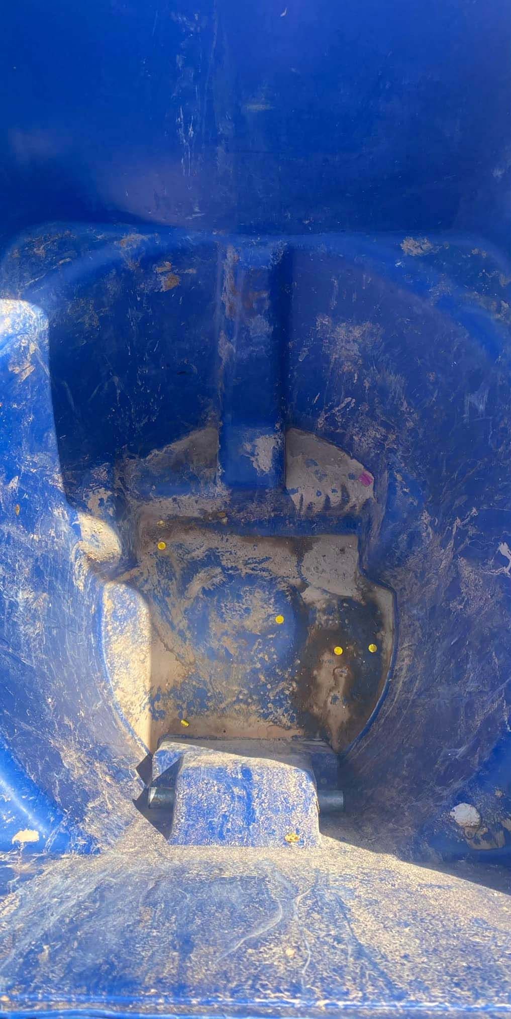 Garbage bin can cleaning dirty cans before with Go Bin Tastic Pittsburgh's best bin cleaning service.