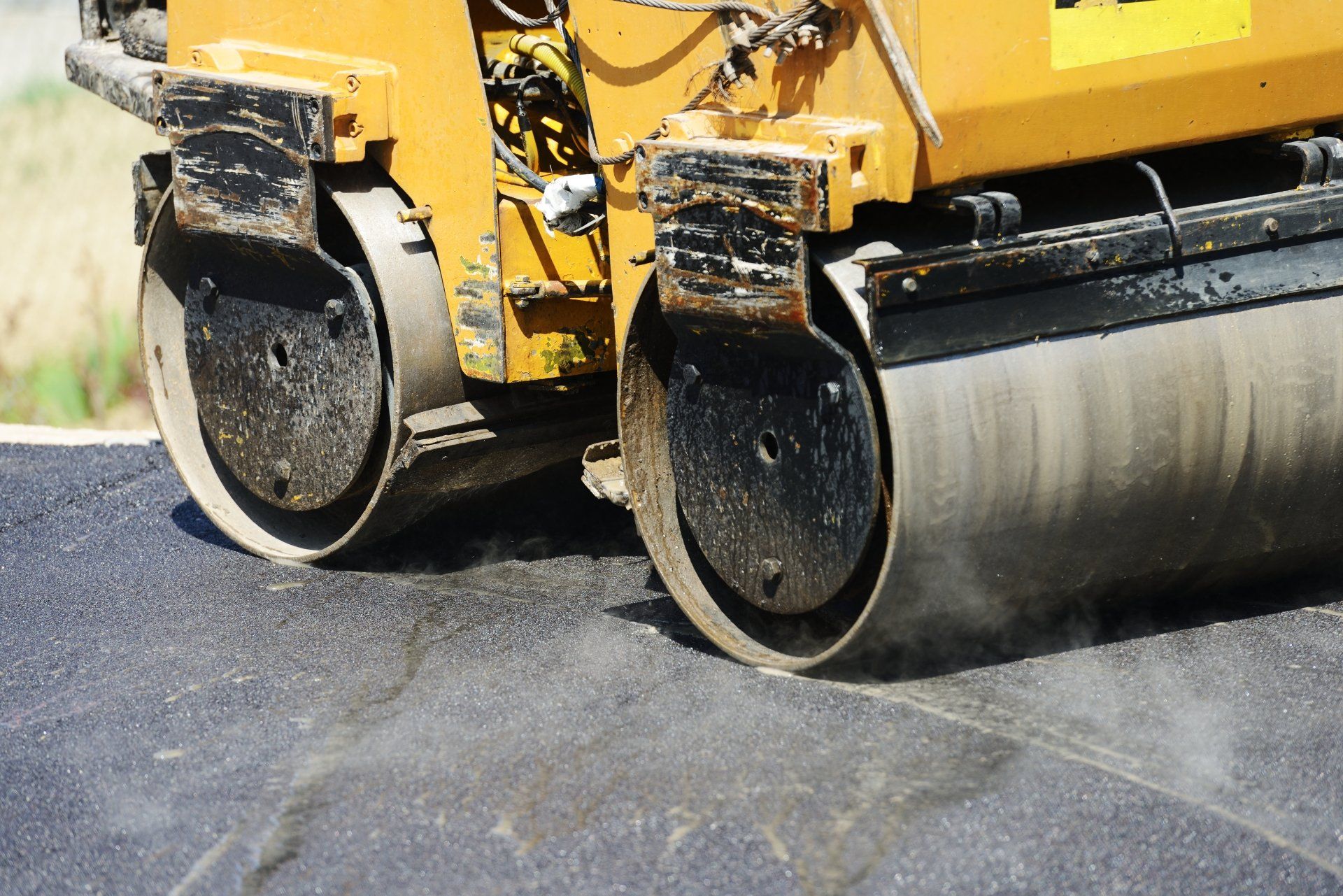 For a more solid protection, a new layer of asphalt is applied.
