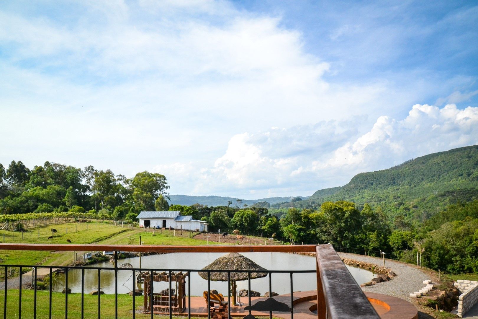 Uma varanda com vista para um lago e montanhas.