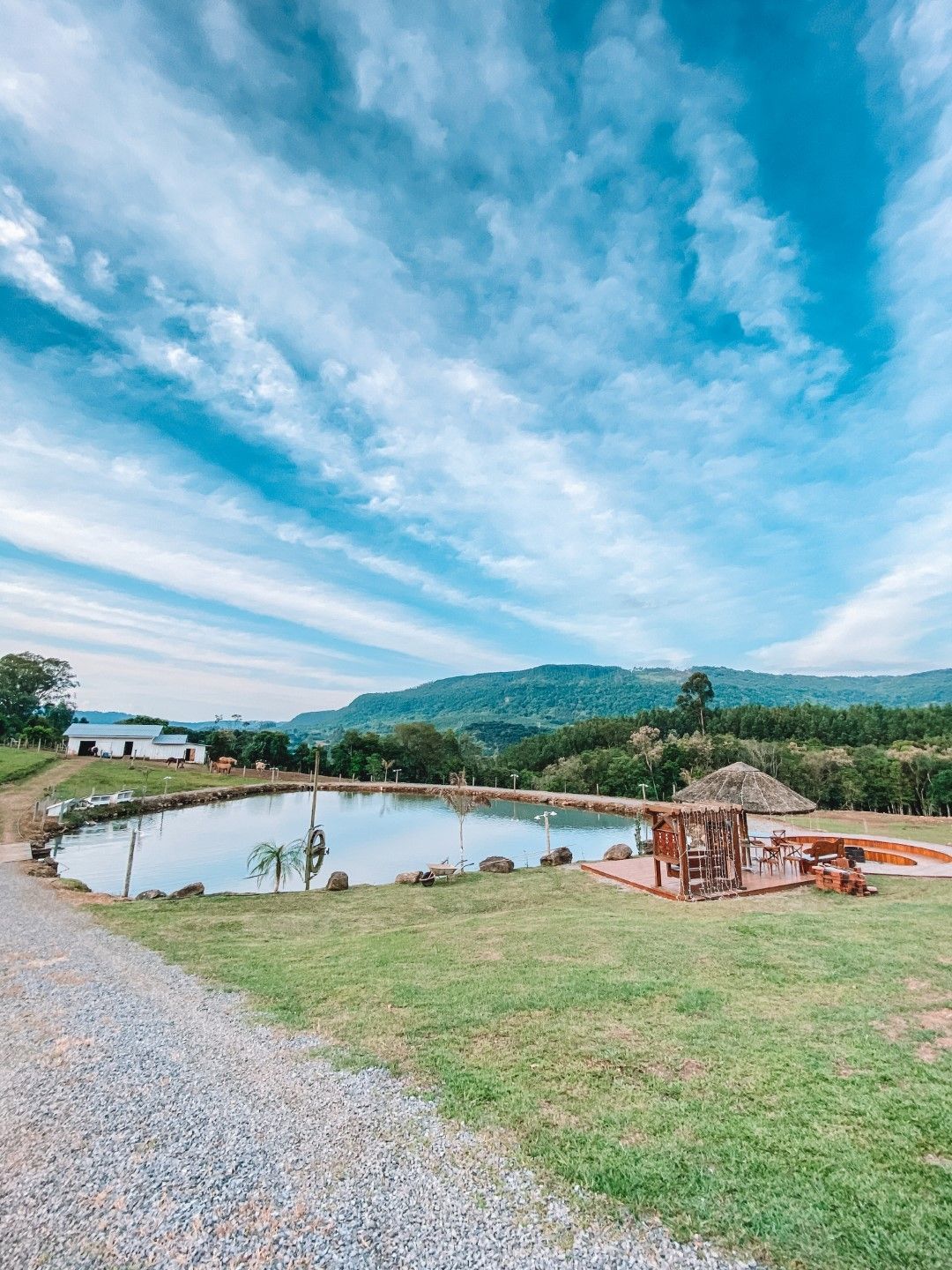Há um grande lago no meio de um campo gramado.