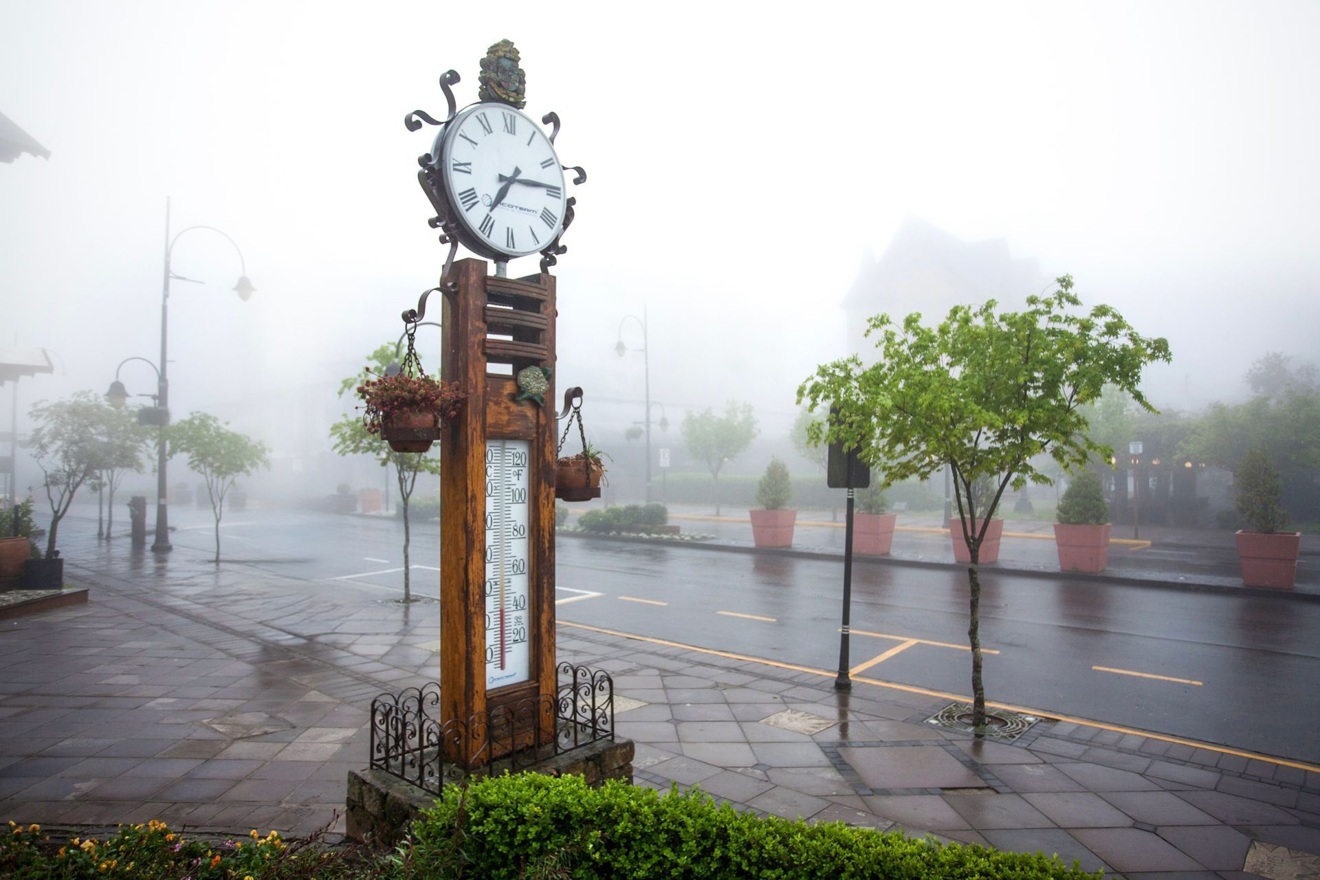 Uma torre de relógio com um termômetro na chuva