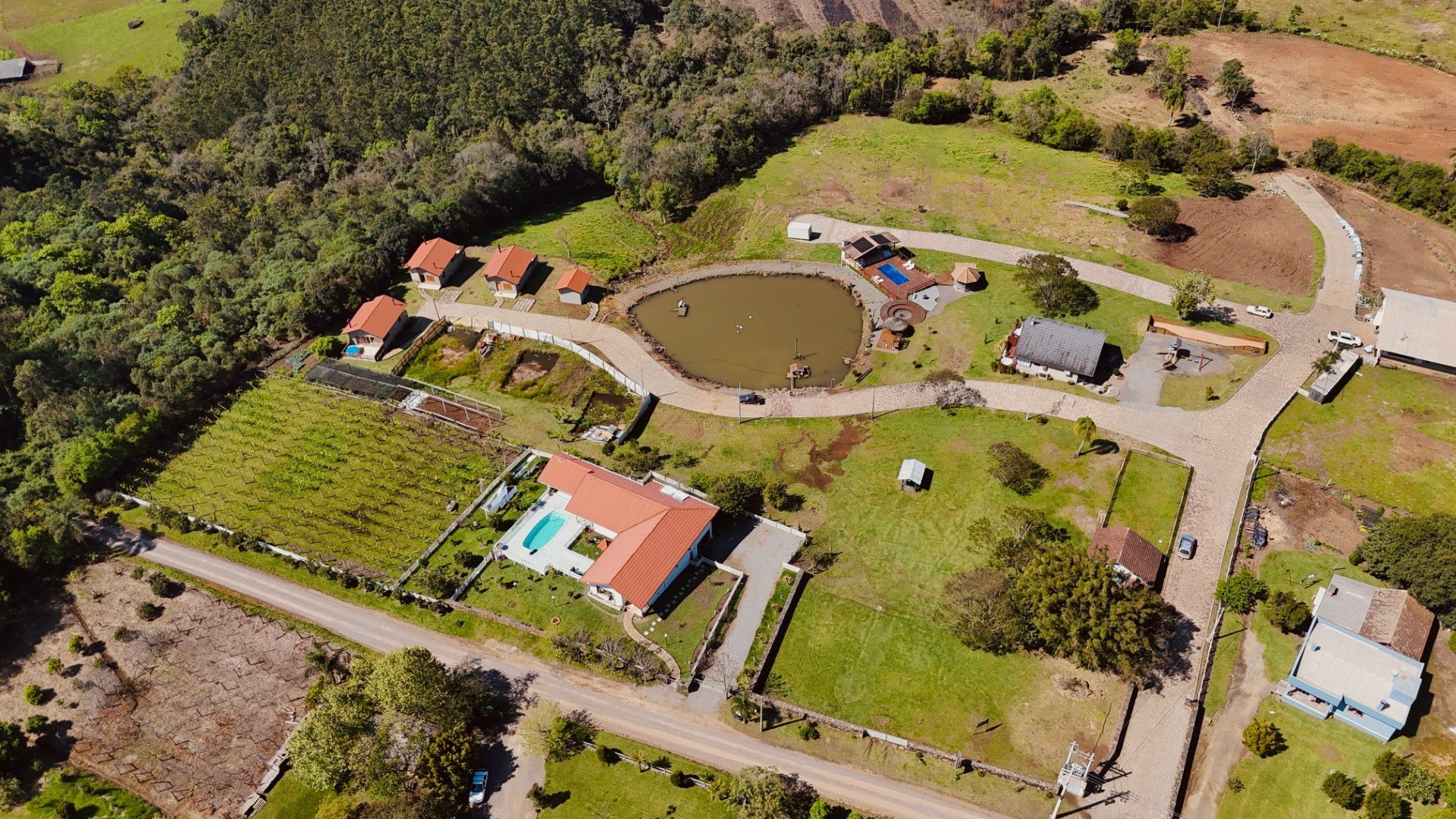 Uma vista aérea de uma área residencial com um lago no meio.