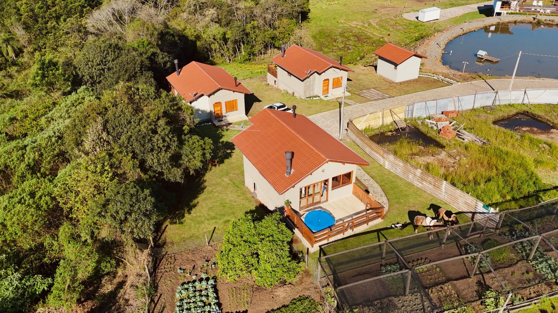 Uma vista aérea de uma área residencial com casas e um lago.