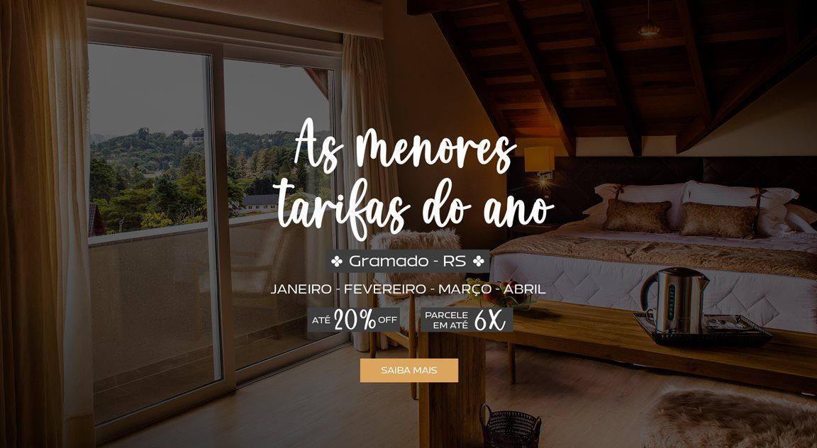 Um quarto de hotel com uma cama, cadeiras e uma grande janela.