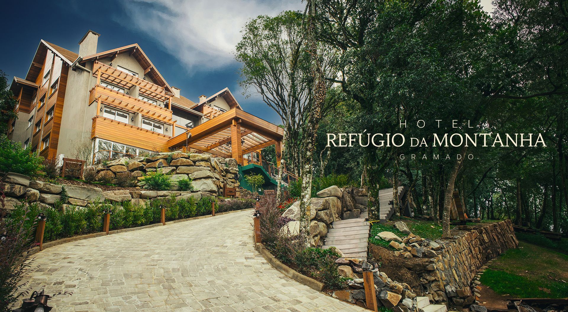 Um grande edifício com as palavras refúgio da montanha nele
