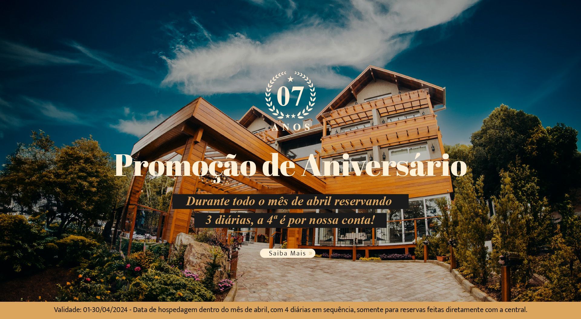 Uma grande casa de madeira com as palavras promoção de aniversário nela