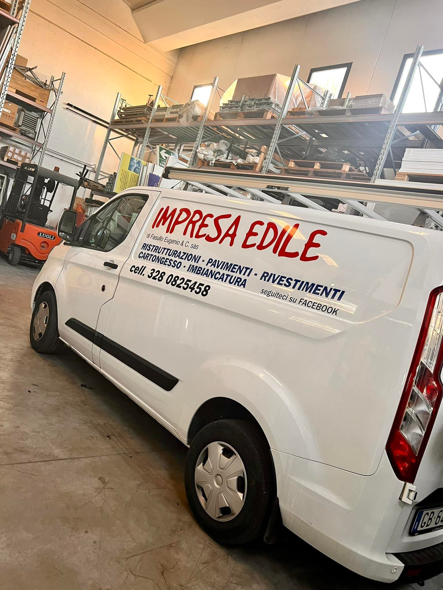 Furgone bianco con insegna 