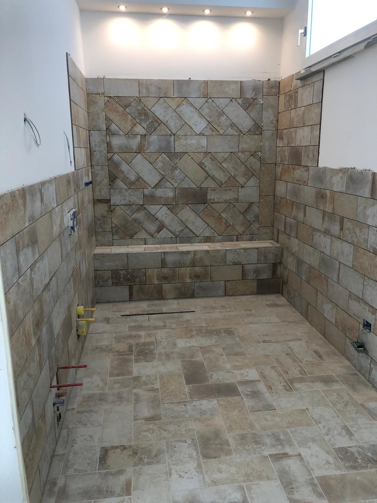 Un lucernario sul tetto composto da pannelli traslucidi, incastonati in un tetto di tegole rosse, contro un cielo limpido.