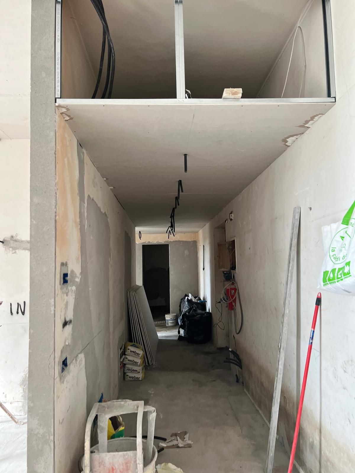 Soffitto bianco con modanature decorative e illuminazione da incasso.