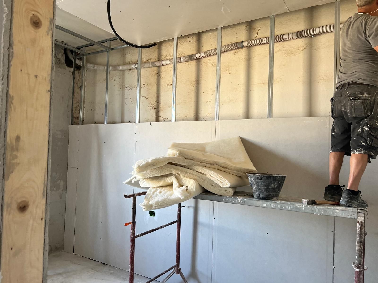 Stanza interna in costruzione, con cartongesso installato su pareti e soffitto.