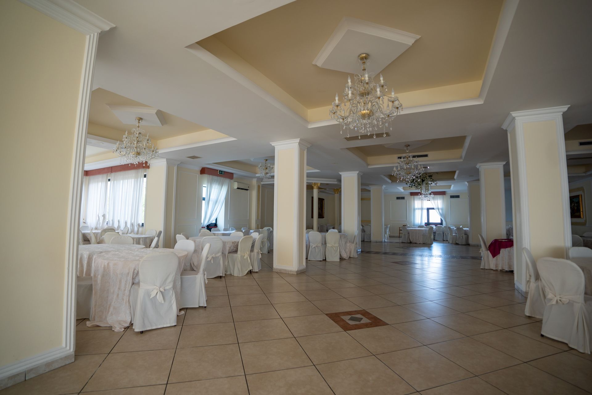 Un'ambulanza parcheggiata sull'asfalto, con dettagli bianchi, arancioni e verdi.