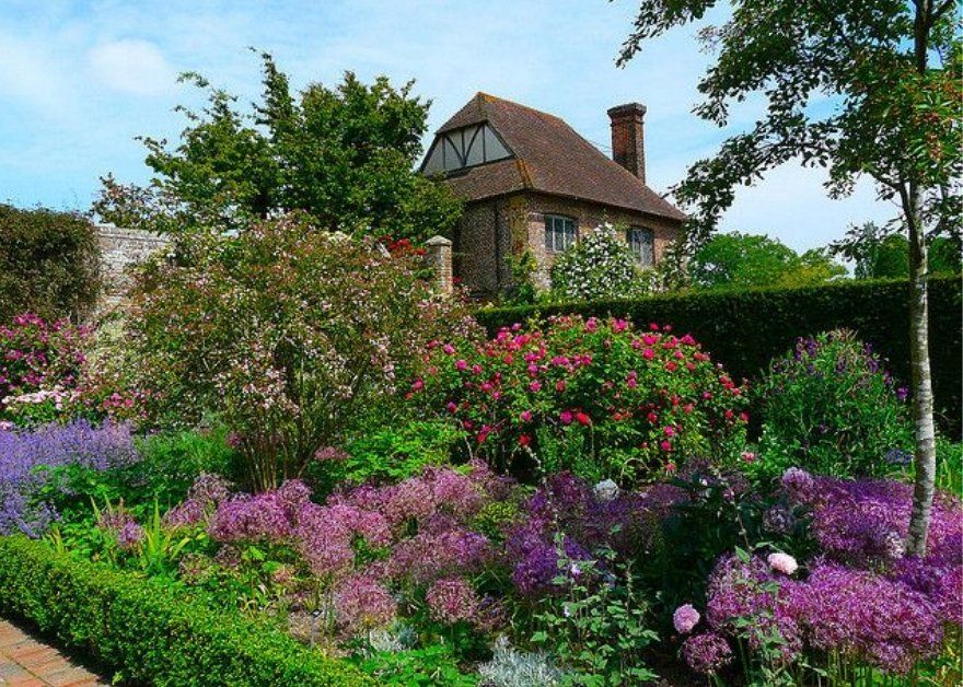 Leisure travel in UK and Europe. Group travel, garden tours, sightseeing, classic tours, history and heritage.