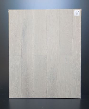 Campione di piastrelle effetto legno grigio chiaro. Listoni verticali con venature variabili e sottili variazioni di colore.
