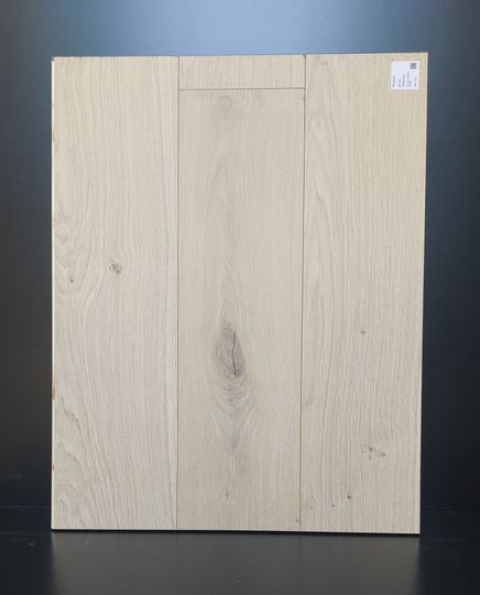 Pannello in legno chiaro con venature verticali.