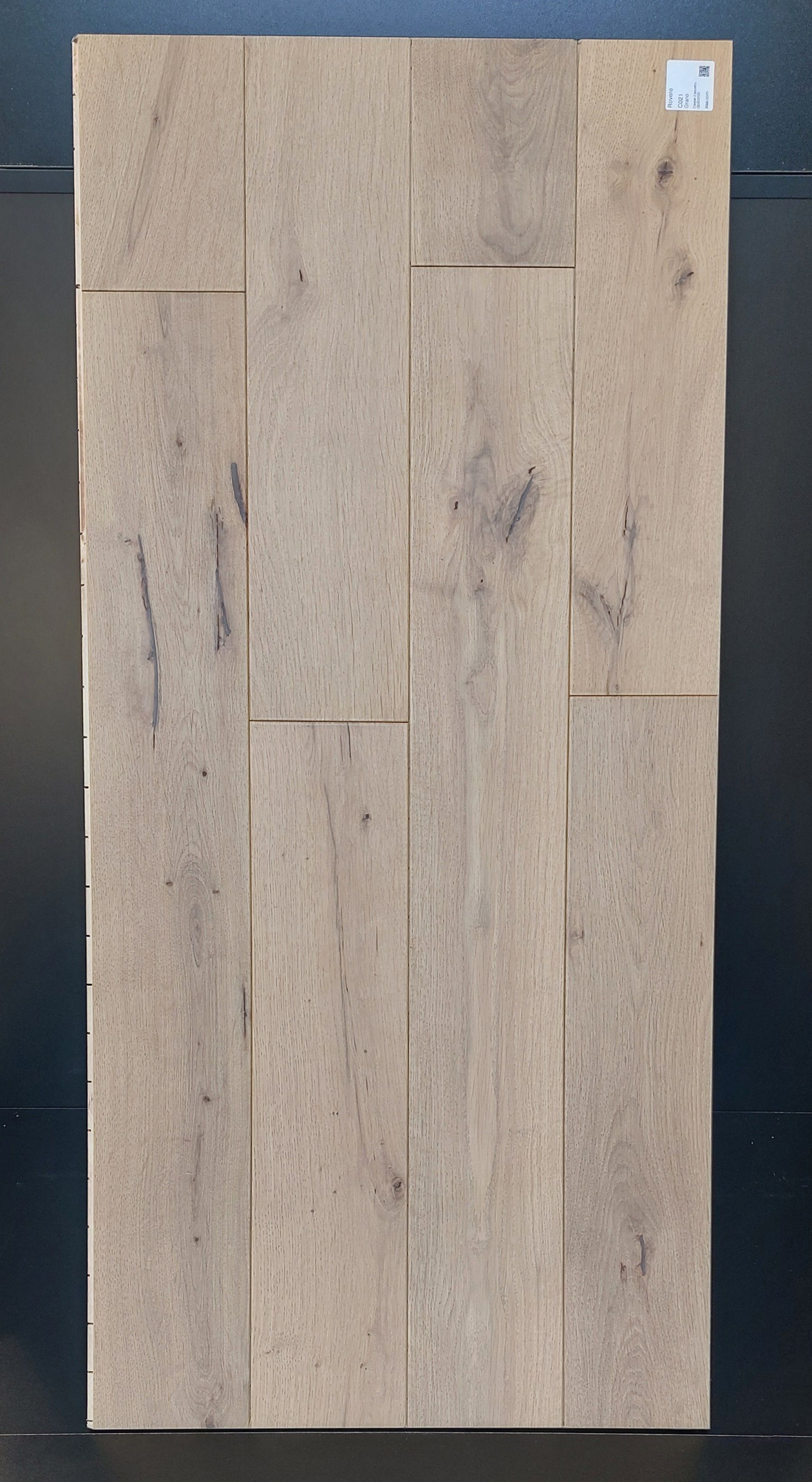 Esempio di listoni di legno massello marrone chiaro. I listoni presentano diverse tonalità e venature.