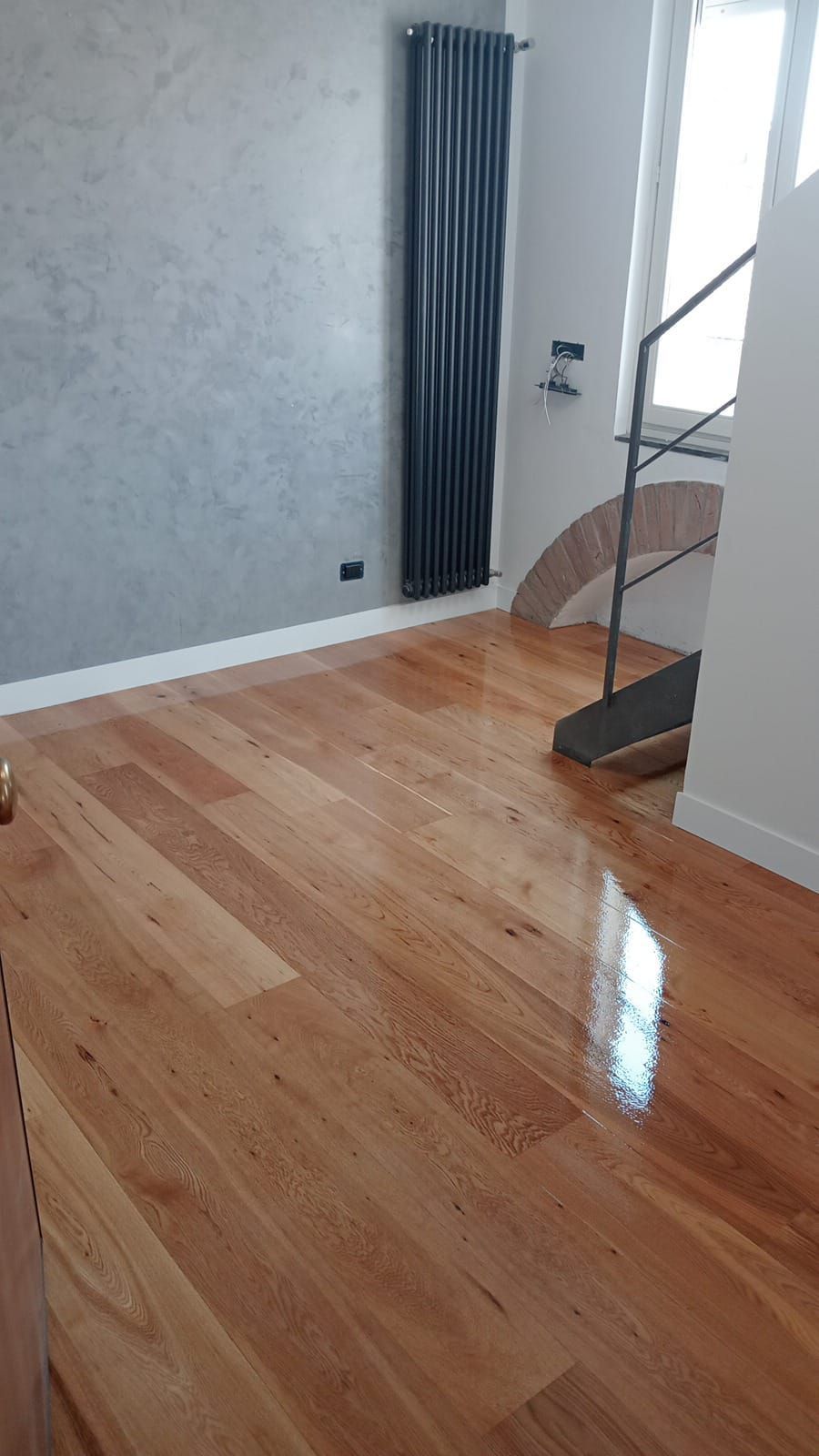 Pavimento in legno con finitura lucida