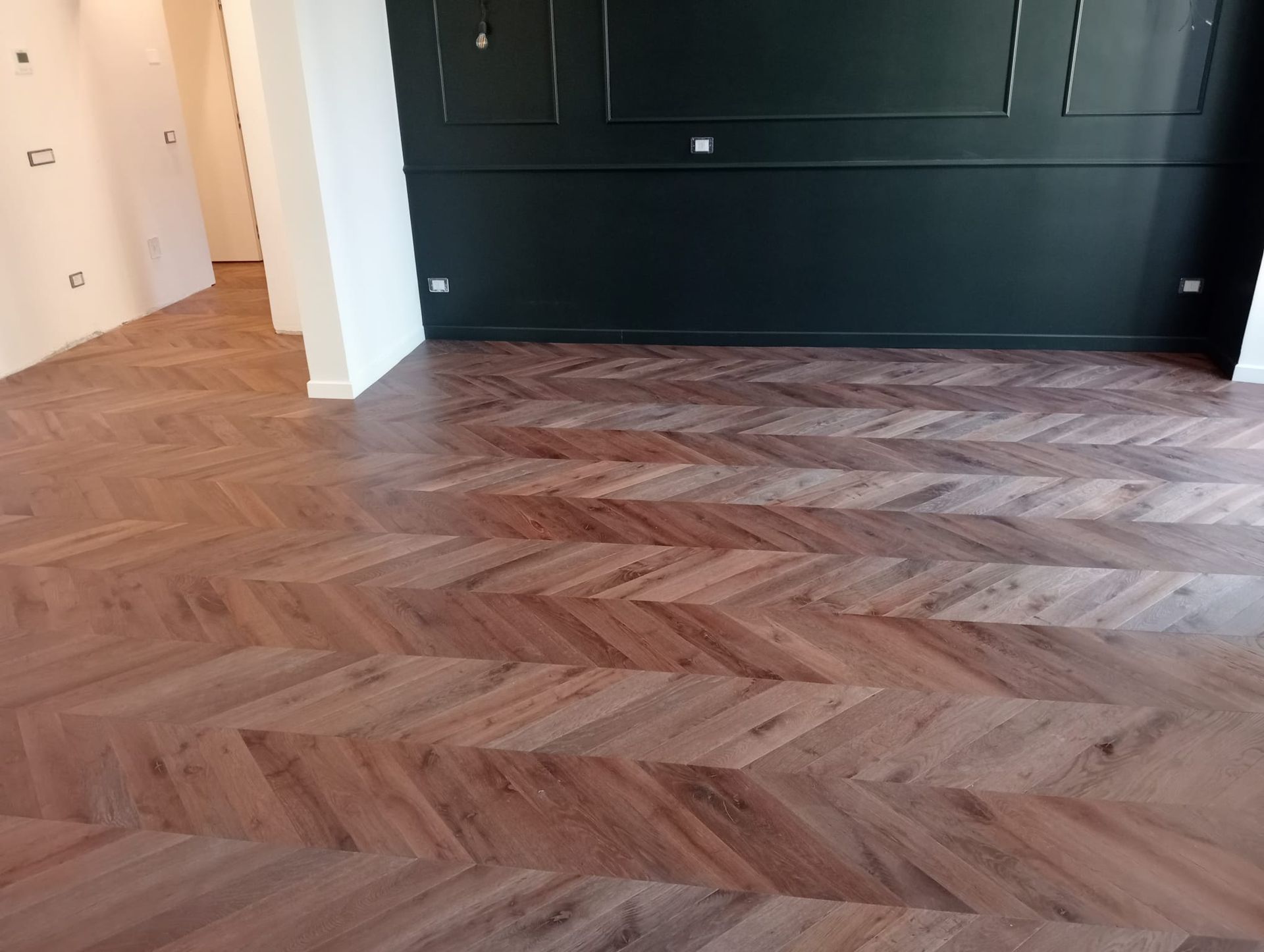 Pavimento in legno con motivo a spina di pesce in una stanza