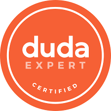 le logo duda expert certifié est orange et blanc .