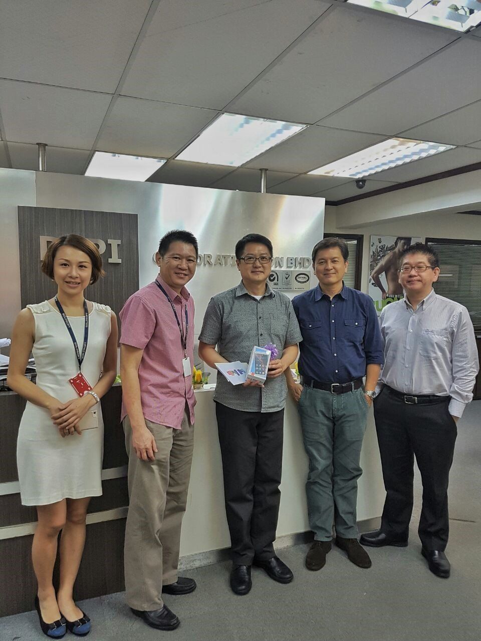Goldsoft presenting token of appreciation to Depi Corporation Sdn. Bhd.
