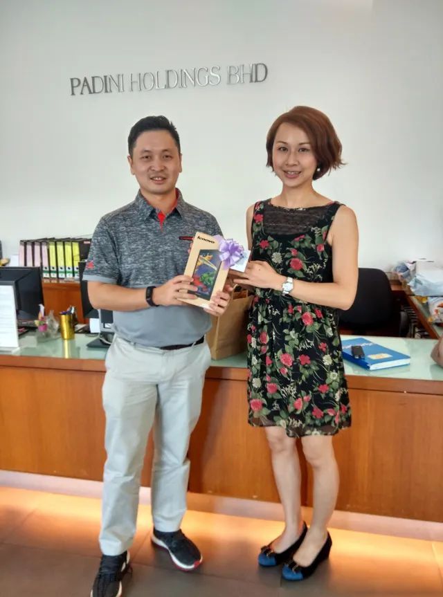 Goldsoft presenting token of appreciation to Padini Corporation Bhd.