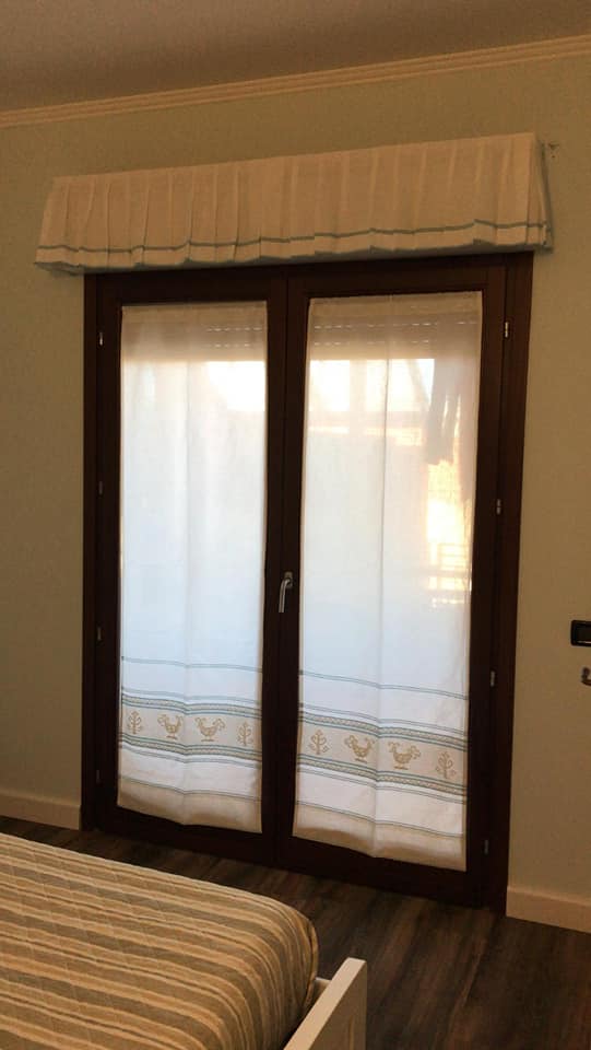 Una camera da letto con un letto e porte scorrevoli in vetro.