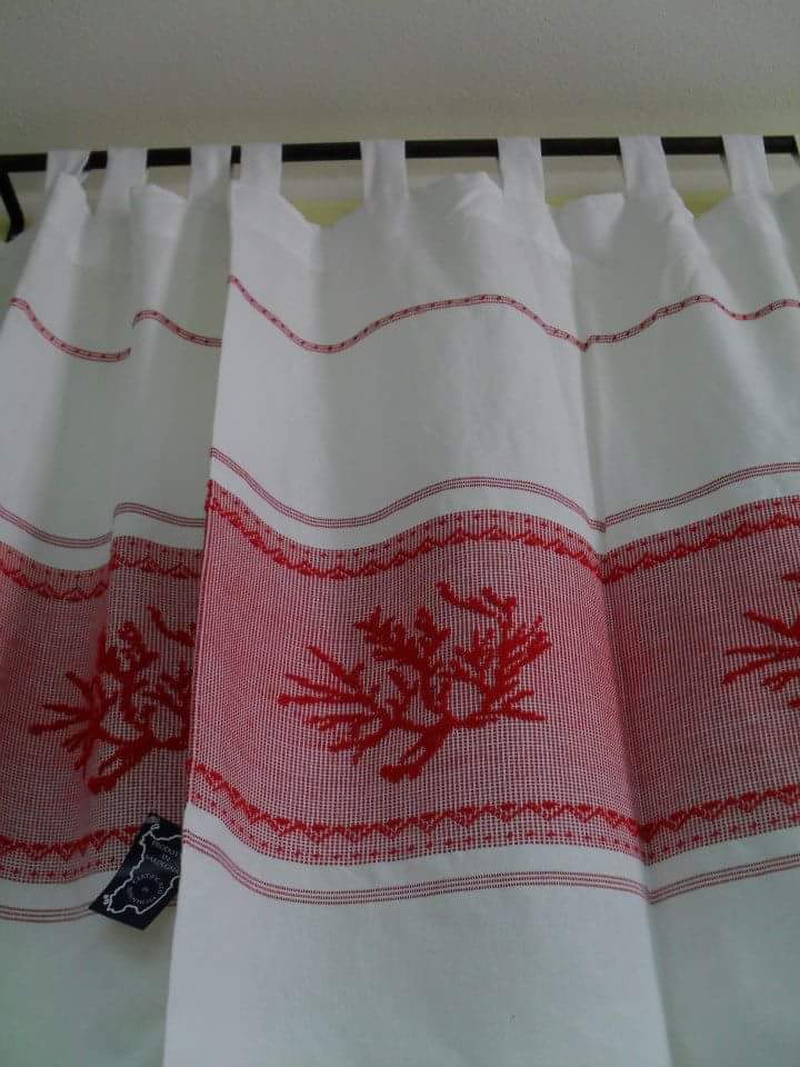 Una tenda bianca con dei coralli rossi sopra