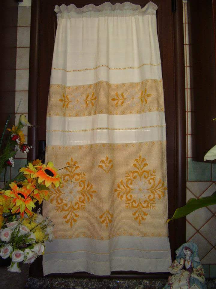 Una tenda gialla e bianca è appesa a una porta