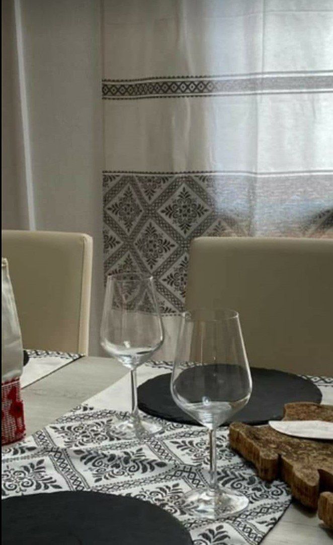 Un tavolo da pranzo con due bicchieri da vino sopra.