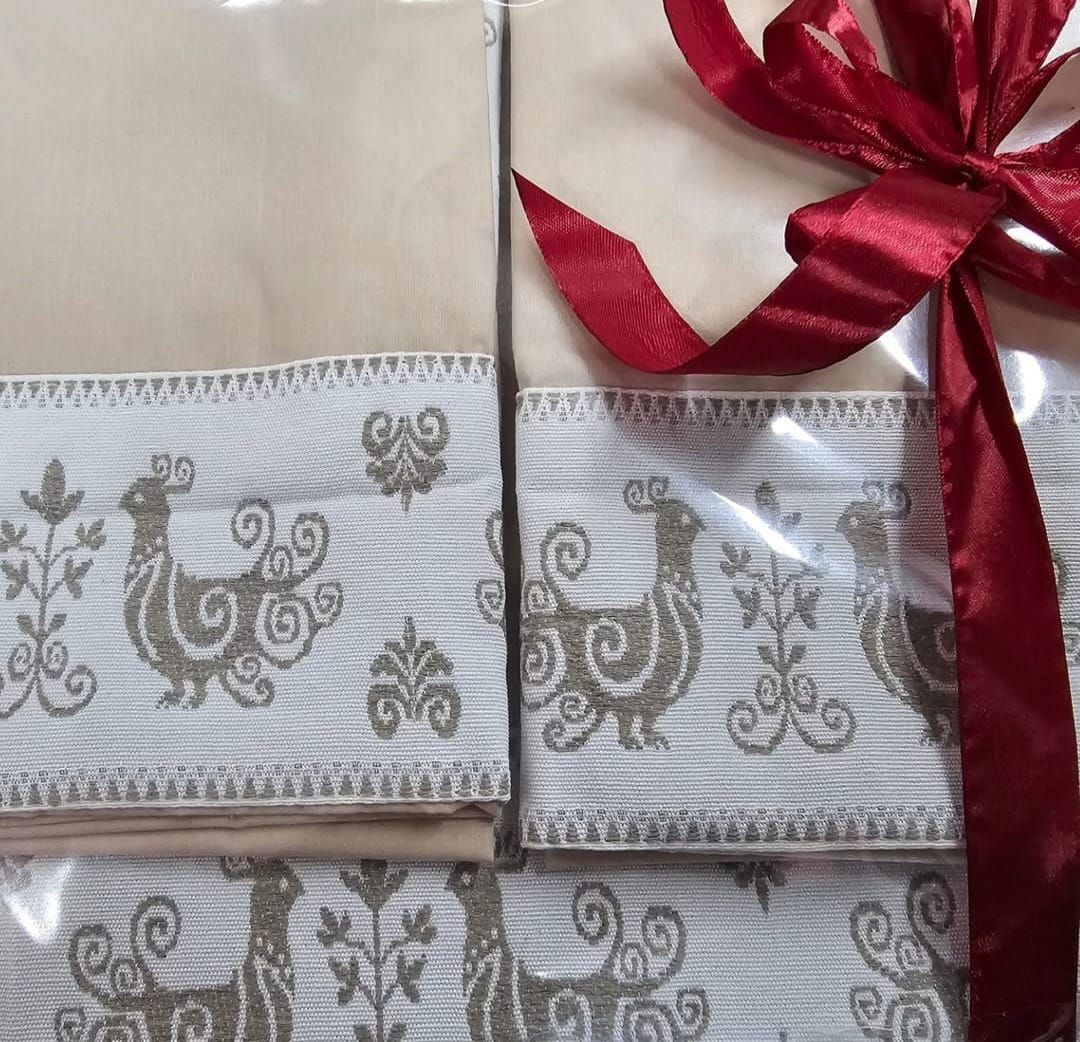 Una pila di asciugamani con un nastro rosso legato intorno