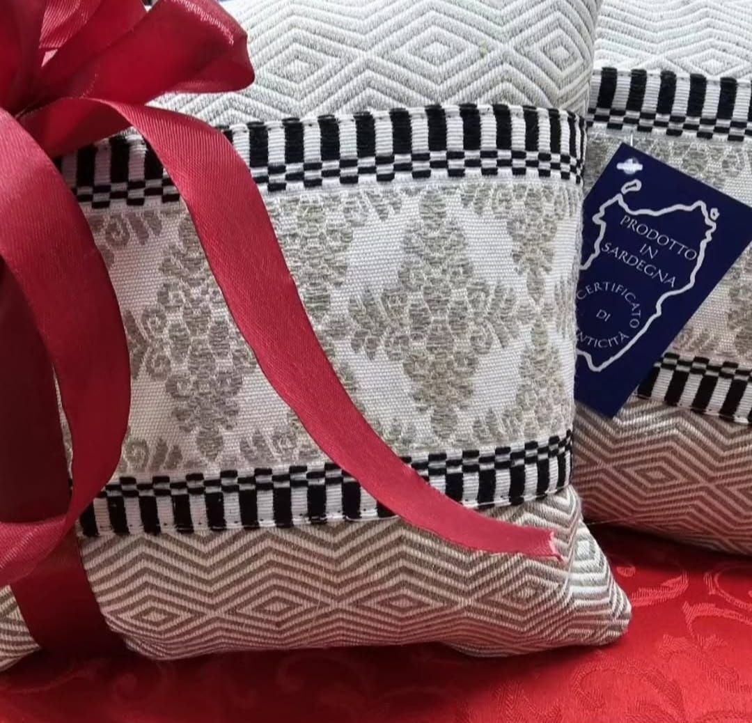 Due cuscini sono legati insieme con un fiocco rosso