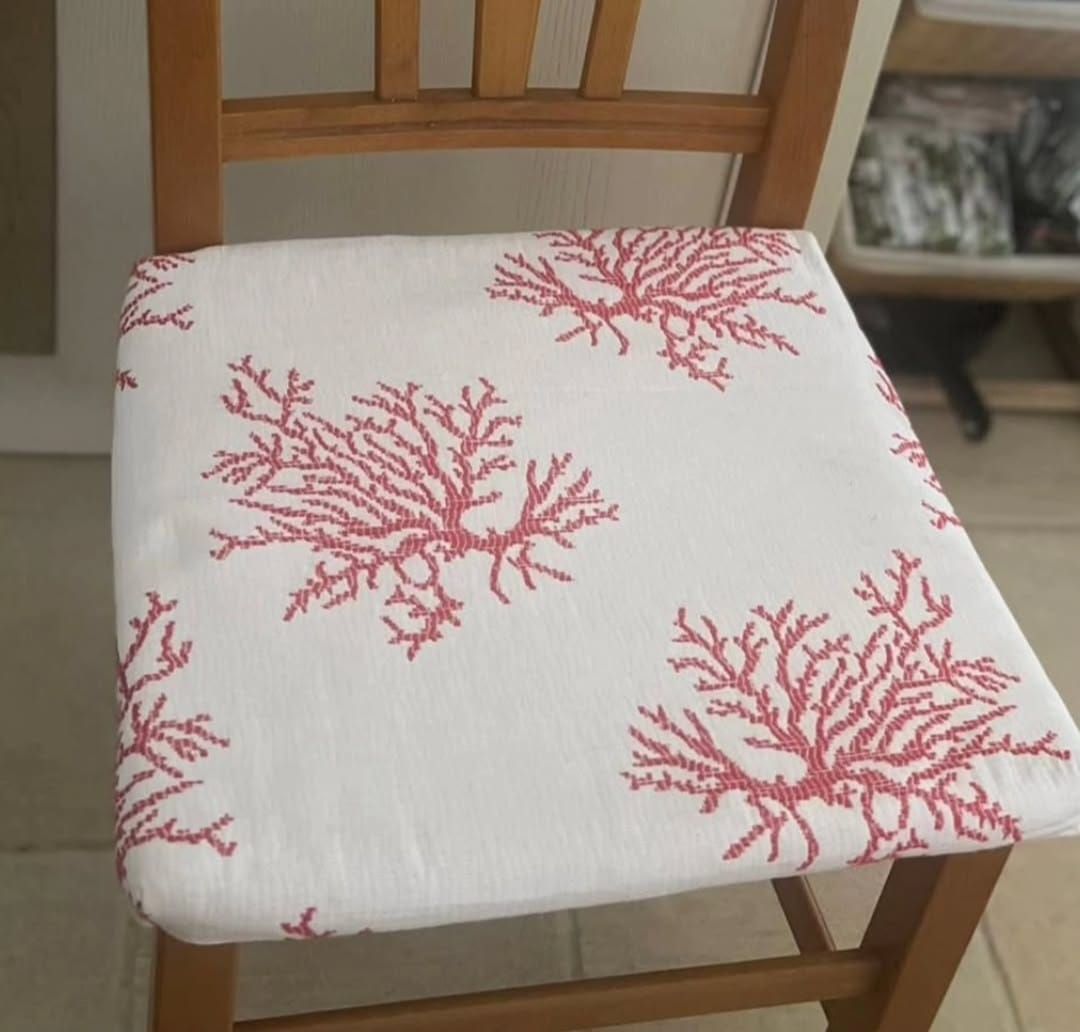 Una sedia con un motivo di corallo rosso