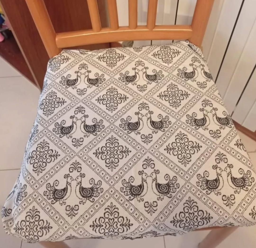 Una sedia con un motivo bianco e nero