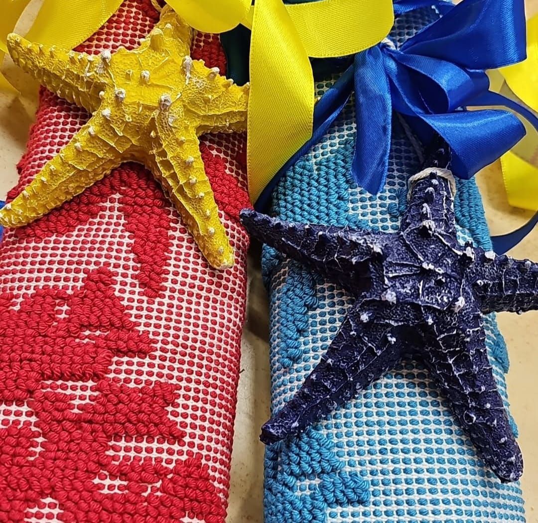 Un paio di sandali con stelle marine e nastri sopra