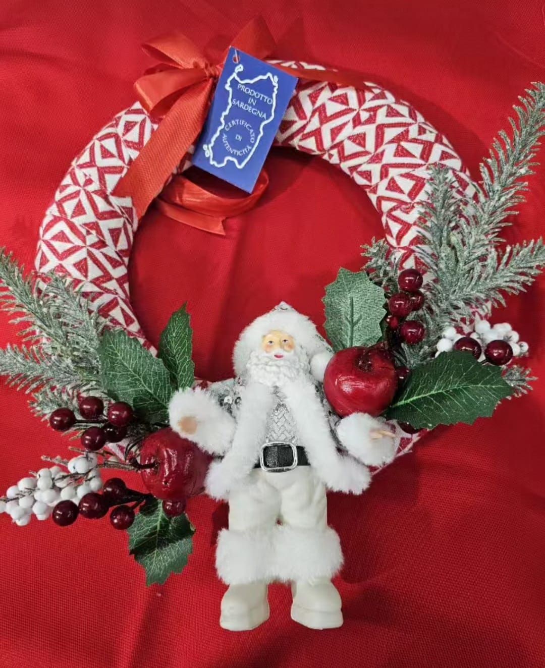 Una corona di Natale con Babbo Natale e mele sopra