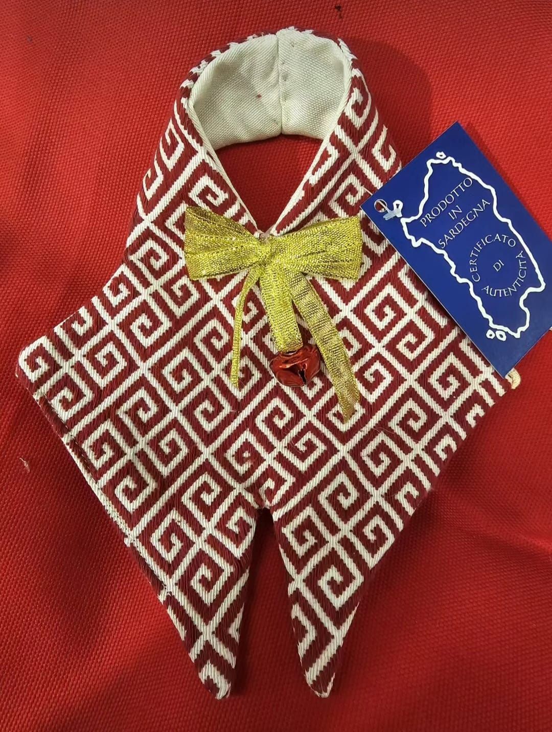 Un bavaglino rosso e bianco con un'etichetta che dice