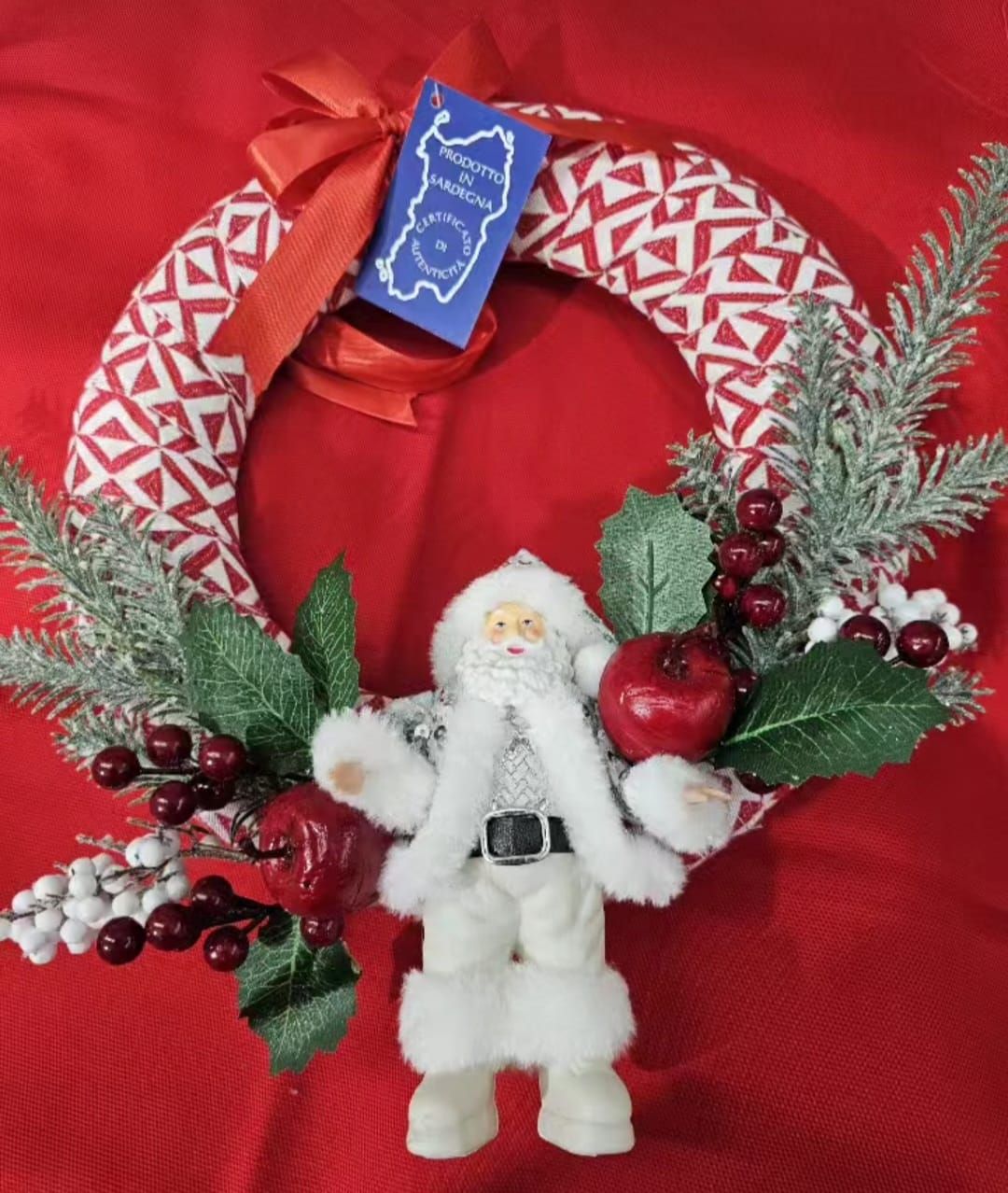 Una corona di Natale con Babbo Natale che tiene una mela