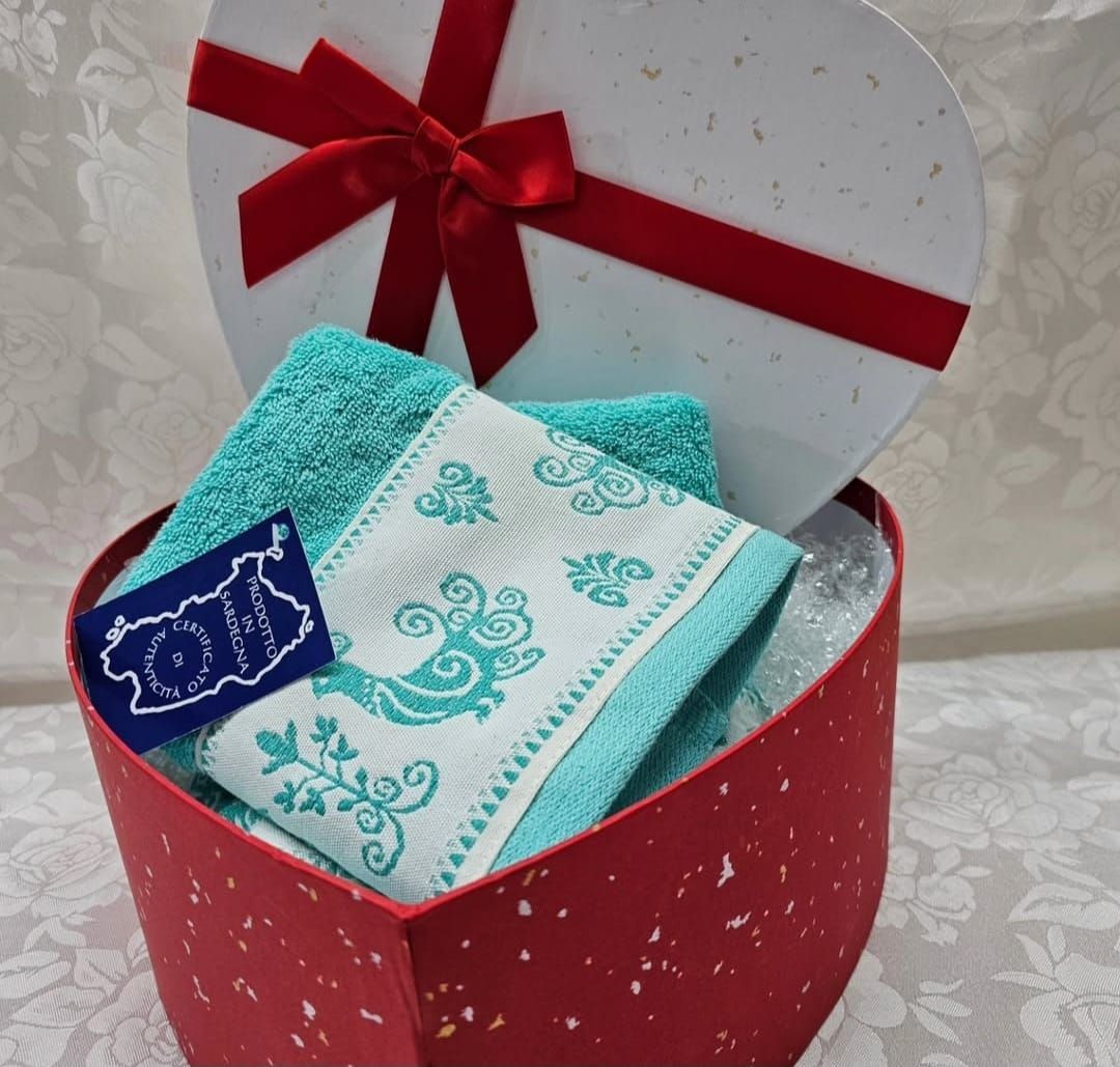 Una scatola a forma di cuore con un asciugamano dentro