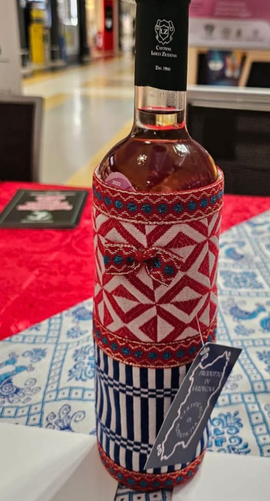 Una bottiglia di vino è appoggiata su un tavolo.