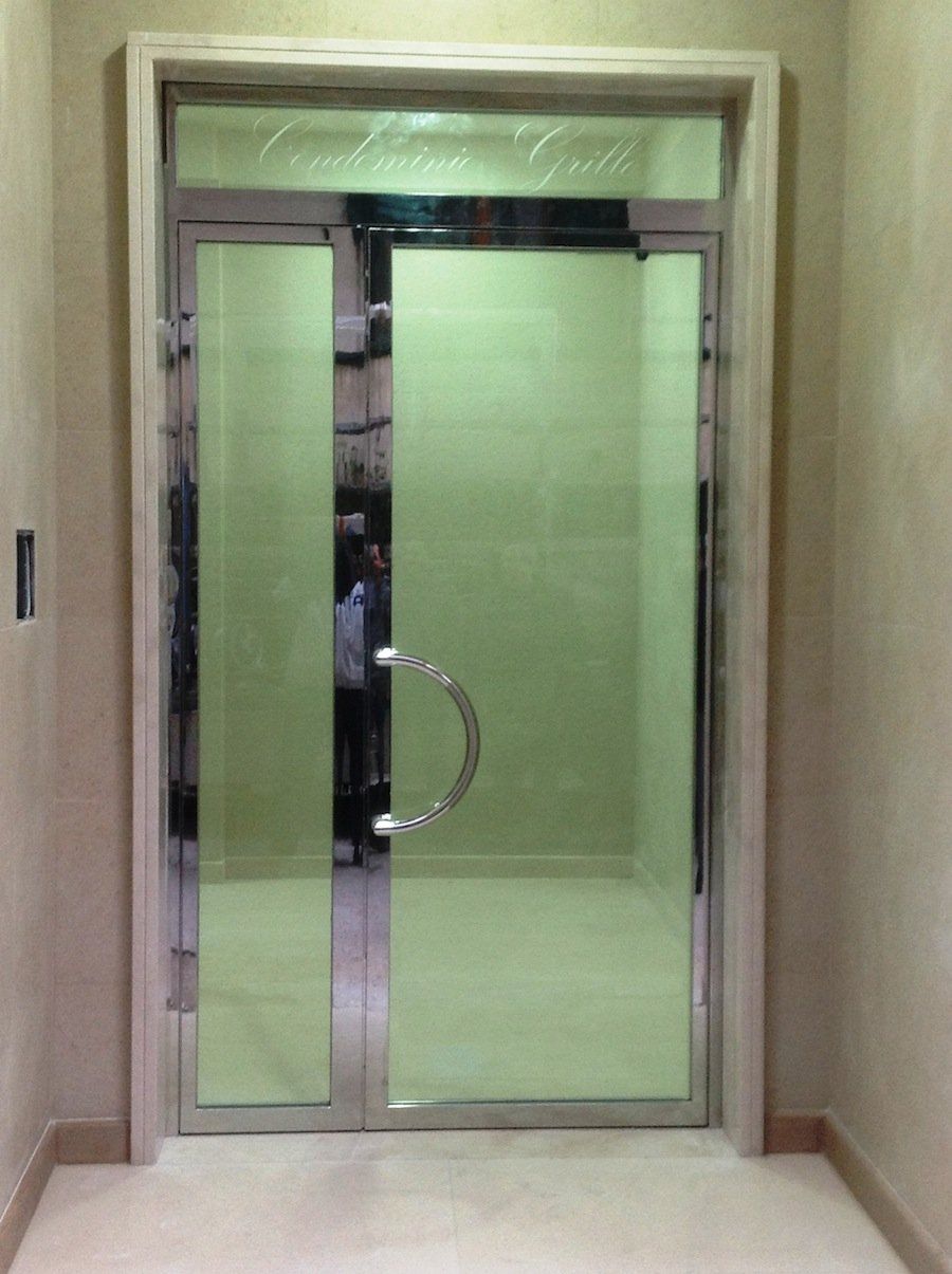 Porta con maniglione