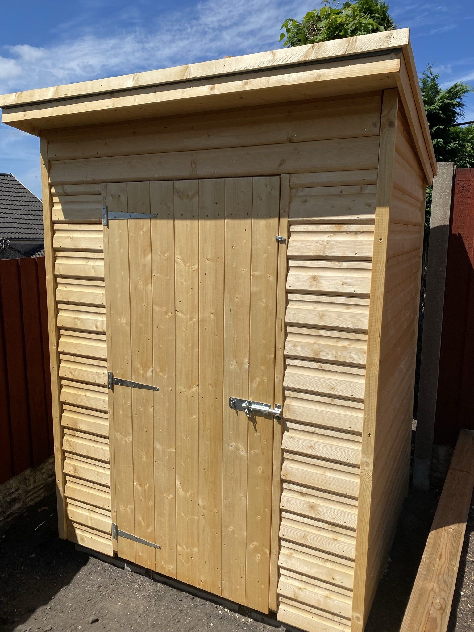5' x 4' Shed with door on the 5' side and the roof sloping back. No windows