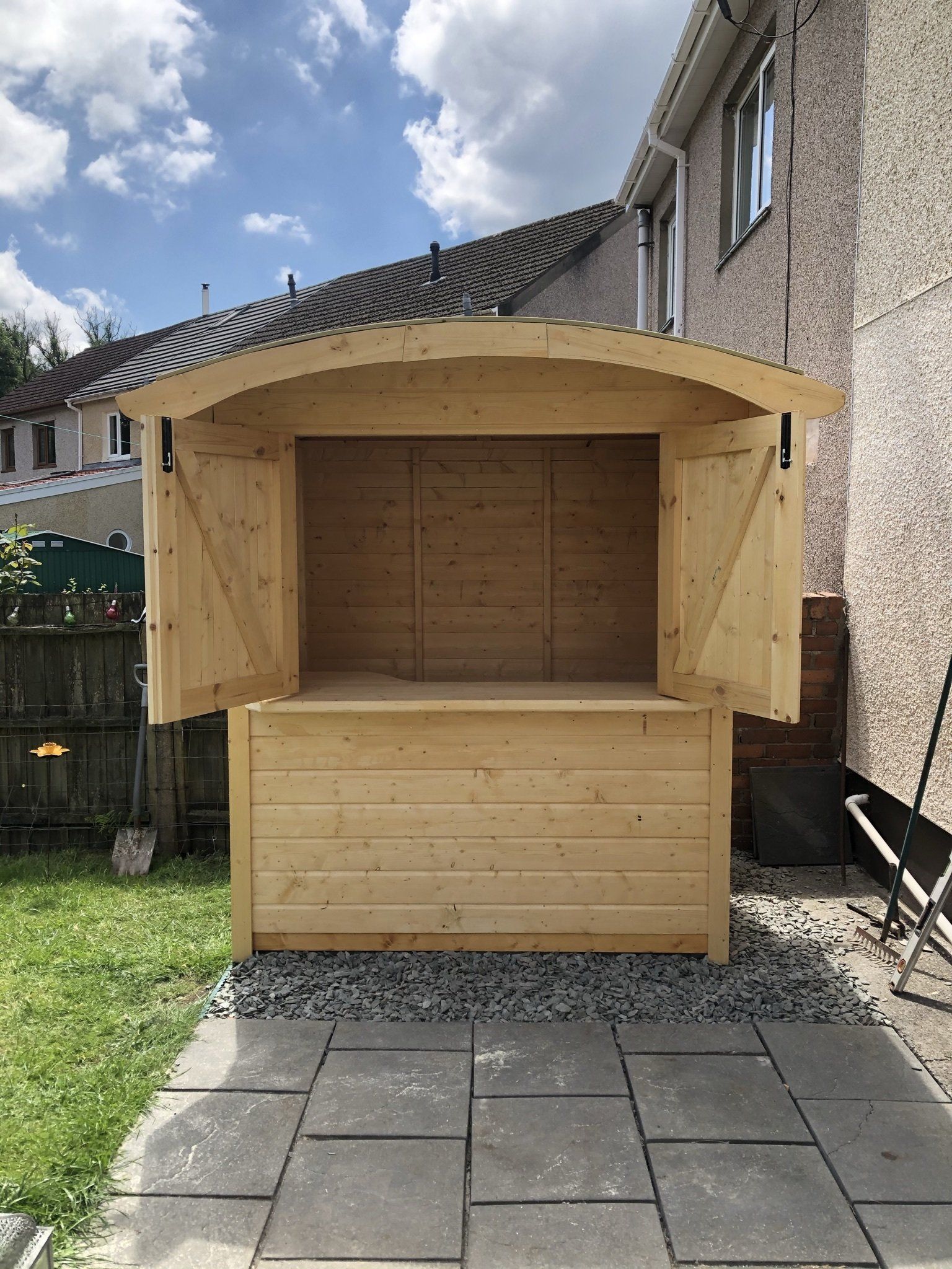 6' x 4' Curved roof bar with the doors open.